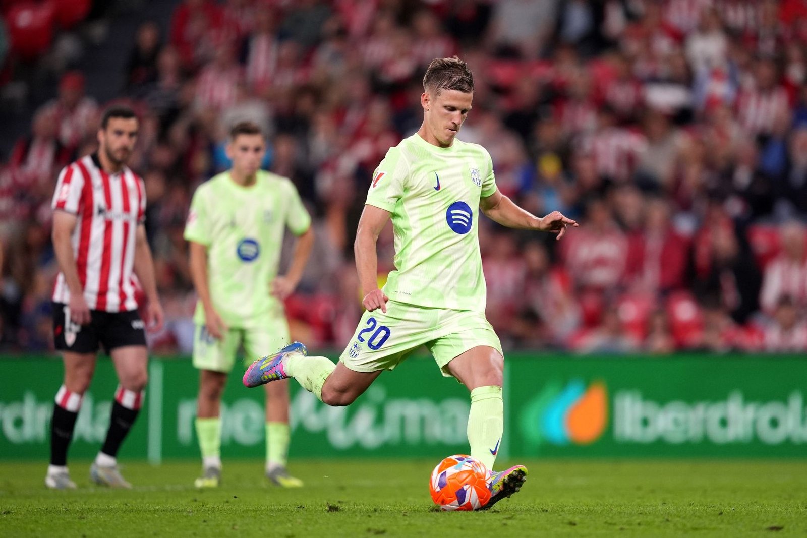 BILBAO, SPAIN - MAY 25: Dani Olmo of FC Barcelona scores his team's third goal from the penalty spot during the LaLiga match between Athletic Club and FC Barcelona at Estadio de San Mames on May 25, 2025 in Bilbao, Spain.