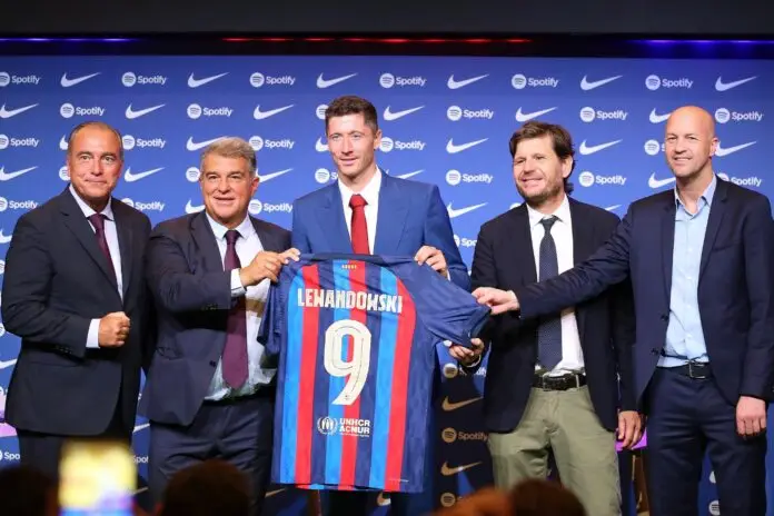 BARCELONA, SPAIN - AUGUST 05: (L-R) FC Barcelona Vice-President Rafael Yuste, FC Barcelona president Joan Laporta, Rober Lewandowski, FC Barcelona Football Director Mateu Alemany and FC Barcelona Sports advisor Jordi Cruyff pose for the media as he is presented as a FC Barcelona player at Camp Nou on August 05, 2022 in Barcelona, Spain.